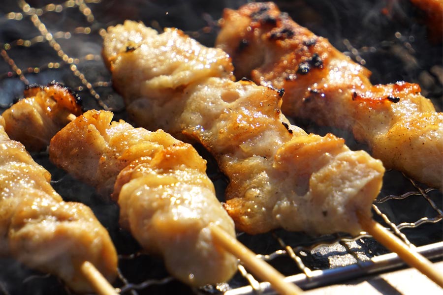 七輪なしでも“炭火焼き”の味！ 家で簡単にお店レベルの焼き鳥を作る