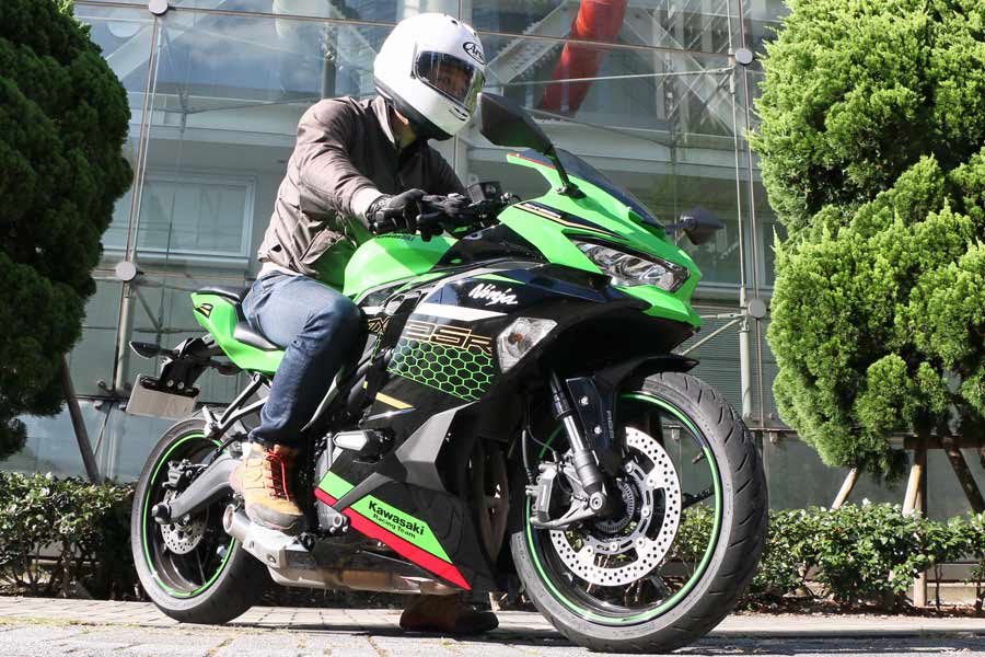 公道で存分に楽しめる4気筒スーパースポーツ カワサキ Ninja Zx 25r がおもしろい 価格 Comマガジン