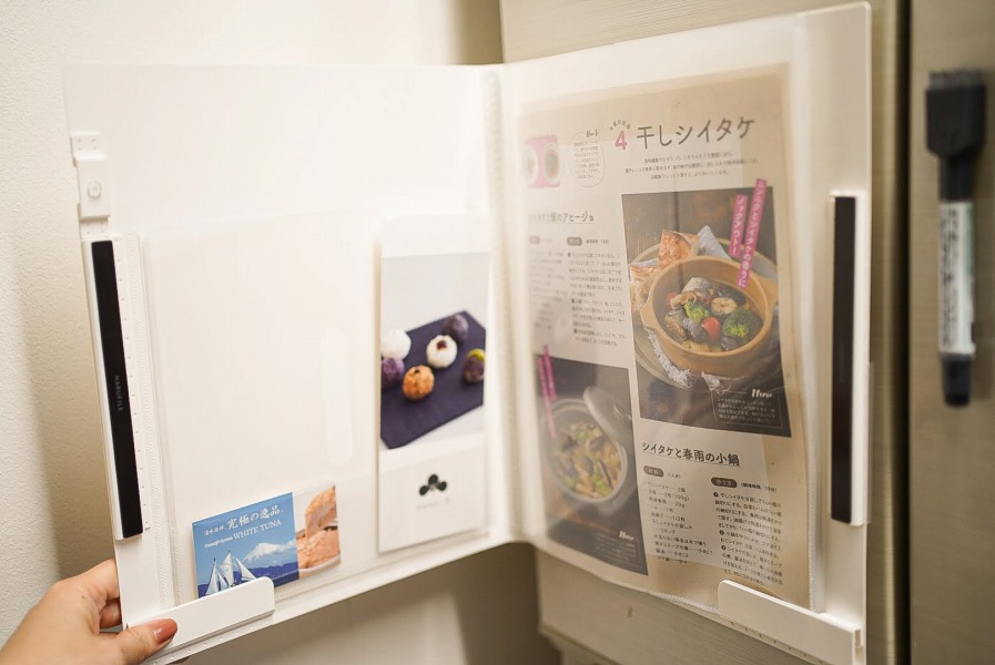 冷蔵庫に見開きで貼れるファイル」など、キッチンで大活躍する文具3選