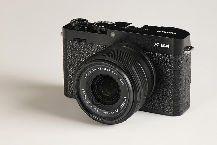 カメラ デジタルカメラ 富士フイルム「X-E4」レビュー。ミニマルなデザイン＆操作性をどう評価 
