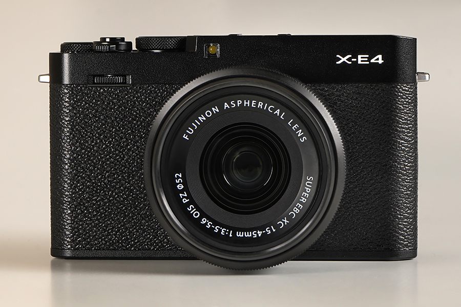 富士フイルム「X-E4」レビュー。ミニマルなデザイン＆操作性をどう評価 