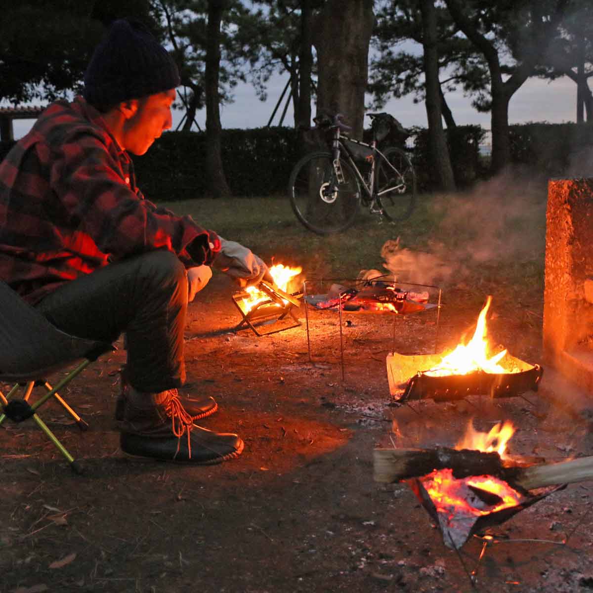 踊るように燃える 二次燃焼のキレイな炎に魅了される焚き火台 めちゃもえファイヤー 価格 Comマガジン