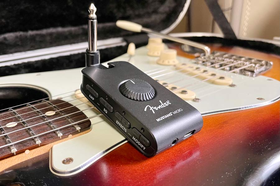 ついにfenderからも出た 直挿し型のヘッドホンギターアンプ Mustang Micro 速攻レビュー 価格 Comマガジン