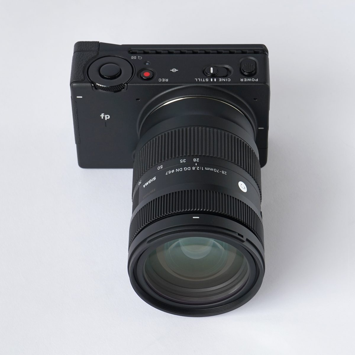 �y���͐��`�I �ŏ��E�Ōy�ʂ̊J��F2.8�W���Y�[���A�V�O�}�u28-70mm F2.8 DG DN�v���r���[