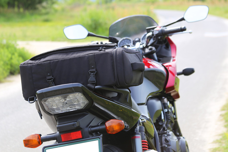 バックパックになるバイク用シートバッグが便利すぎる！ Elut「3WAYシートバッグ」 - 価格.comマガジン