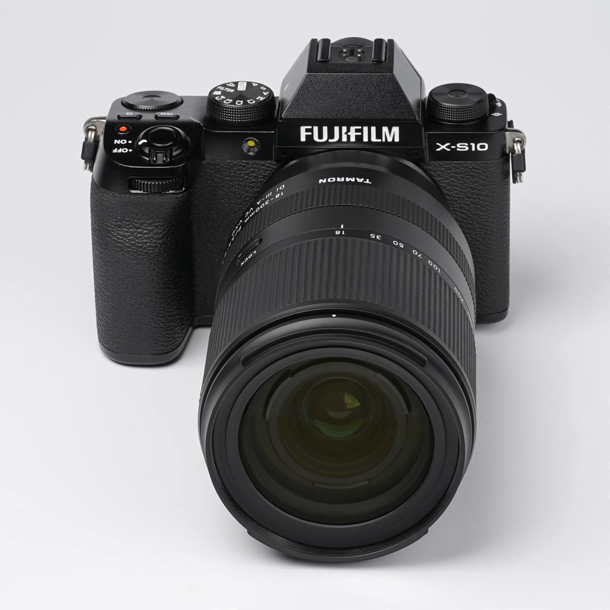 450mm܂ŐLт鍂{Y[A^u18-300mm F/3.5-6.3 Di III-A VC VXDvr[