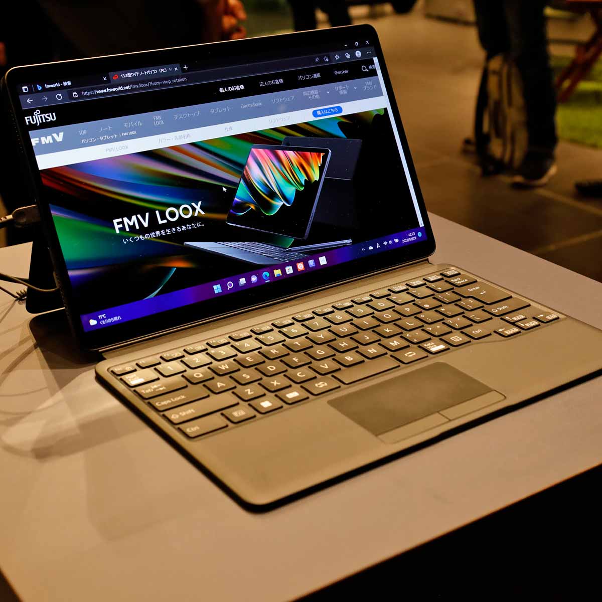 11�N�Ԃ�̕����I ���E�Ōy�ʖ�599g��13.3�^Windows�^�u���b�g�uFMV LOOX�v