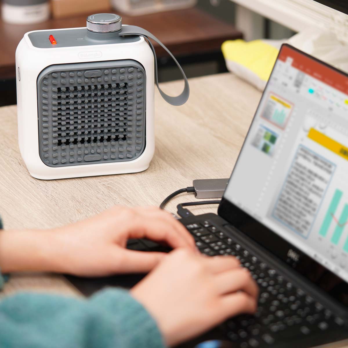 デスクワークに大活躍! 冷えた指先がポカポカになるデロンギ「カプスーラ デスク セラミックファンヒーター」