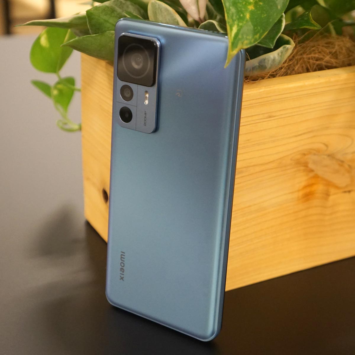 �Q�[���⓮�掋���ɋ����A���荠�n�C�G���h�X�}�z�uXiaomi 12T Pro�v���r���[