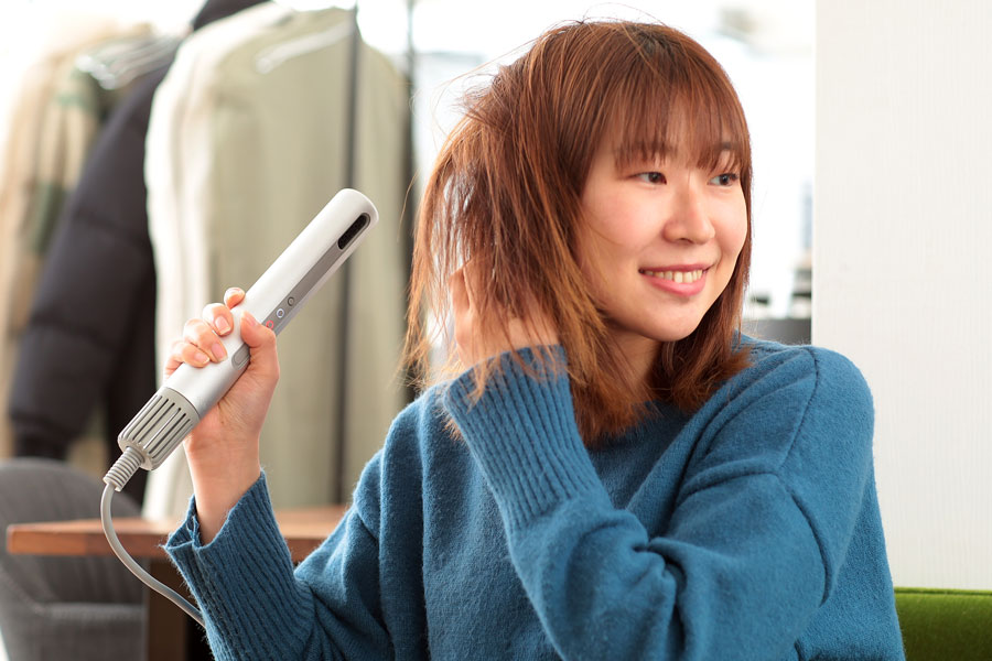 楽に乾かしたいならスティック型ヘアドライヤー！ カドー「baton」は