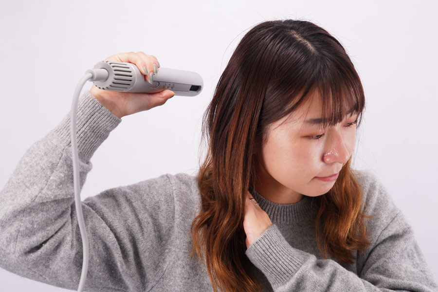 楽に乾かしたいならスティック型ヘアドライヤー！ カドー「baton」は