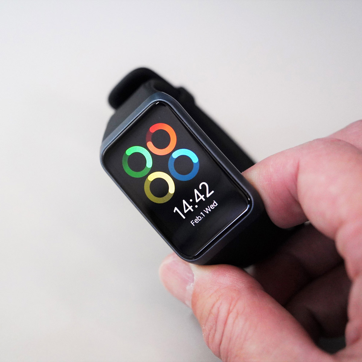 �R�X�p�ŋ��N���X�̃X�}�[�g�E�H�b�`�uOPPO Band 2�v2�T�ԃ��r���[