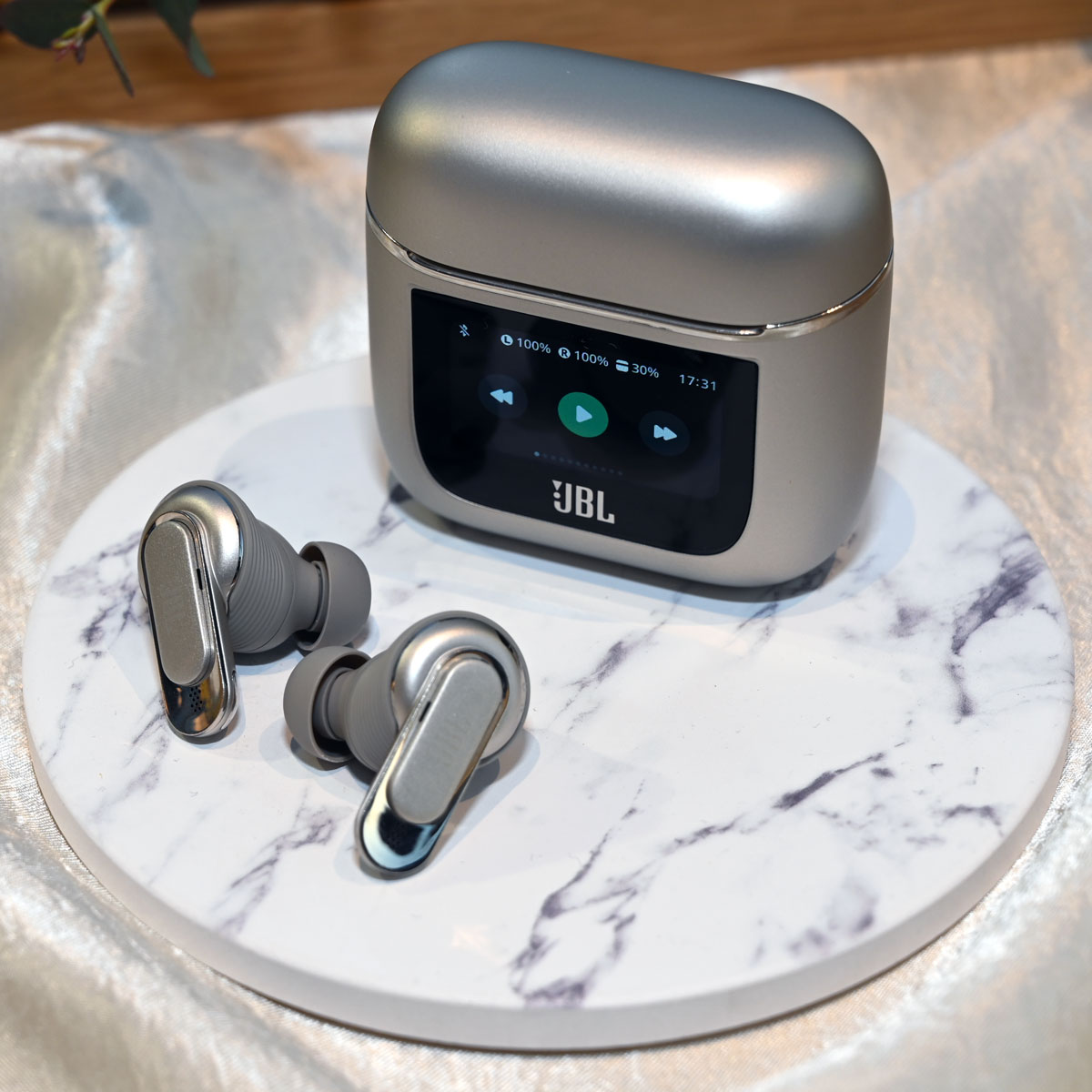 ����K���ɕϊv�𔗂�H �^�b�`�f�B�X�v���C�t���P�[�X�Ȋ��S���C�����X JBL�uTOUR PRO 2�v