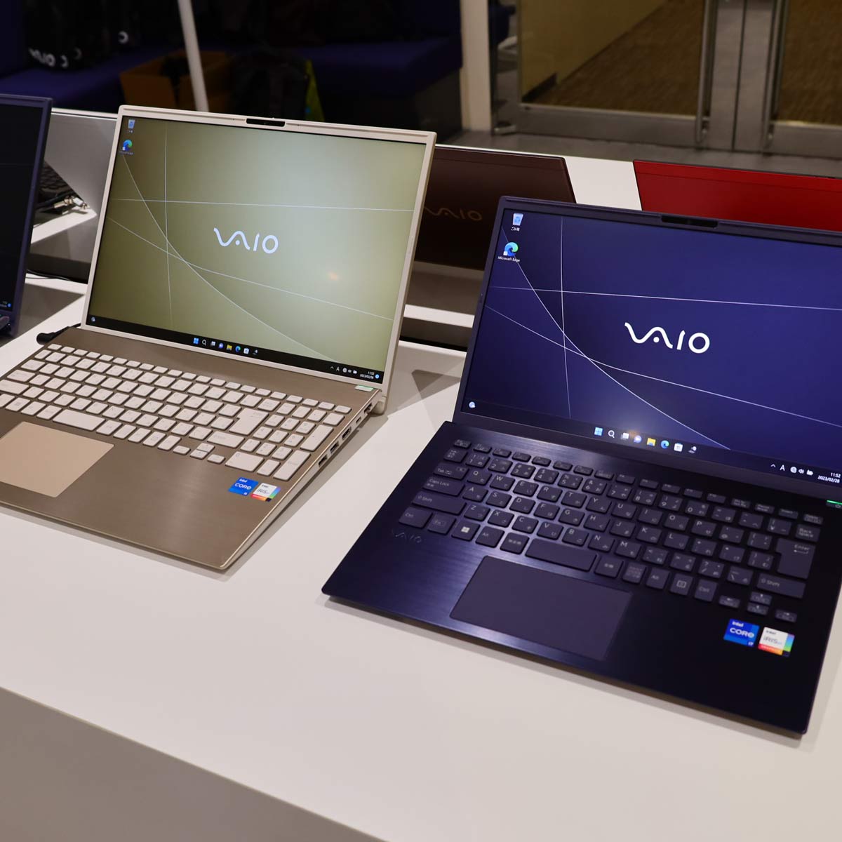 VAIOʂ̃m[gp\RAuVAIO F14/F16vŁgԁhڎw