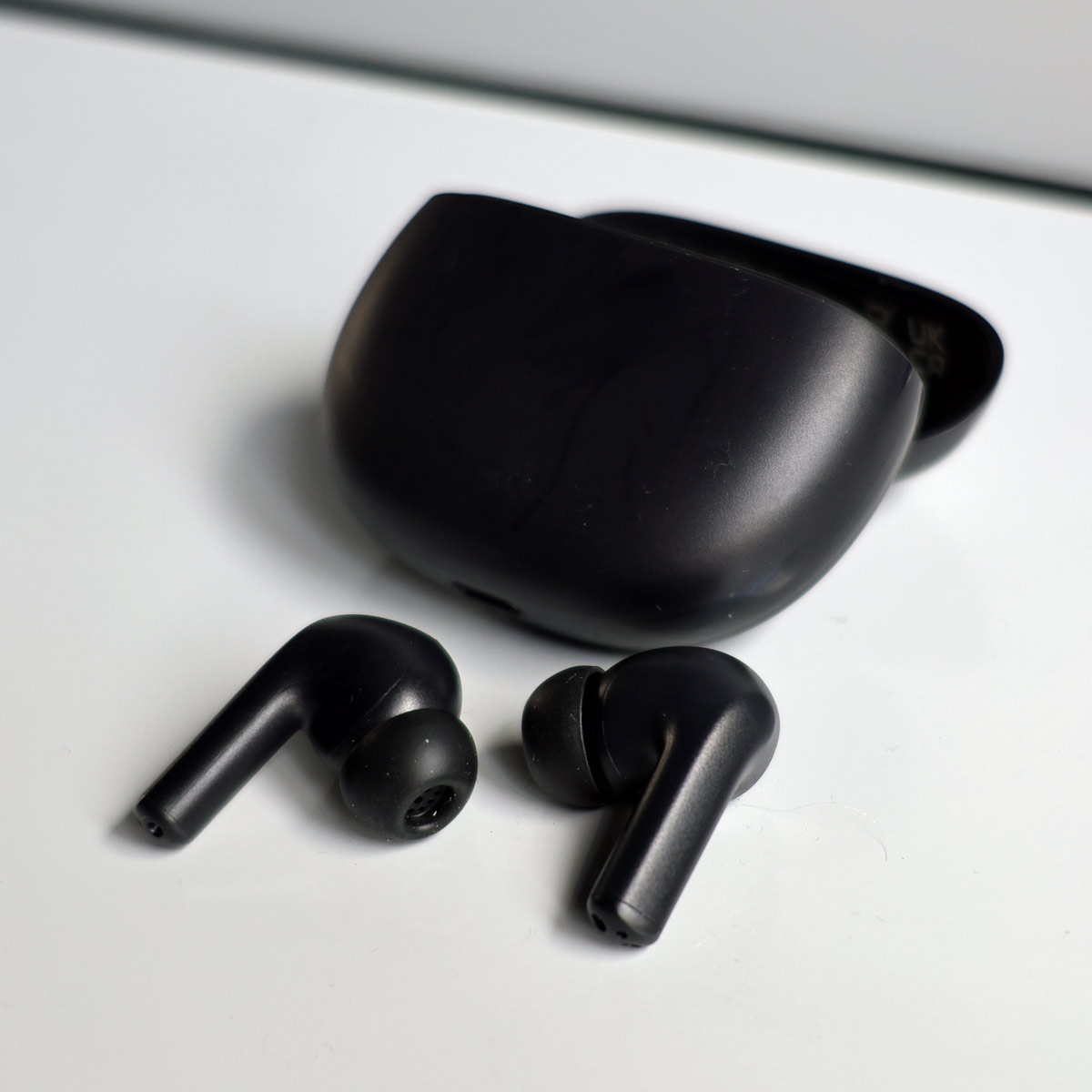 1,990~ŔI RXpTWS̐^łuRedmi Buds 4 Activevr[