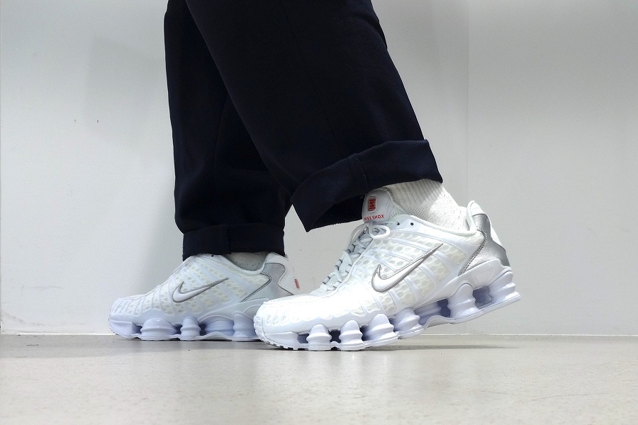 コット型NIKE SHOX スニーカー 靴