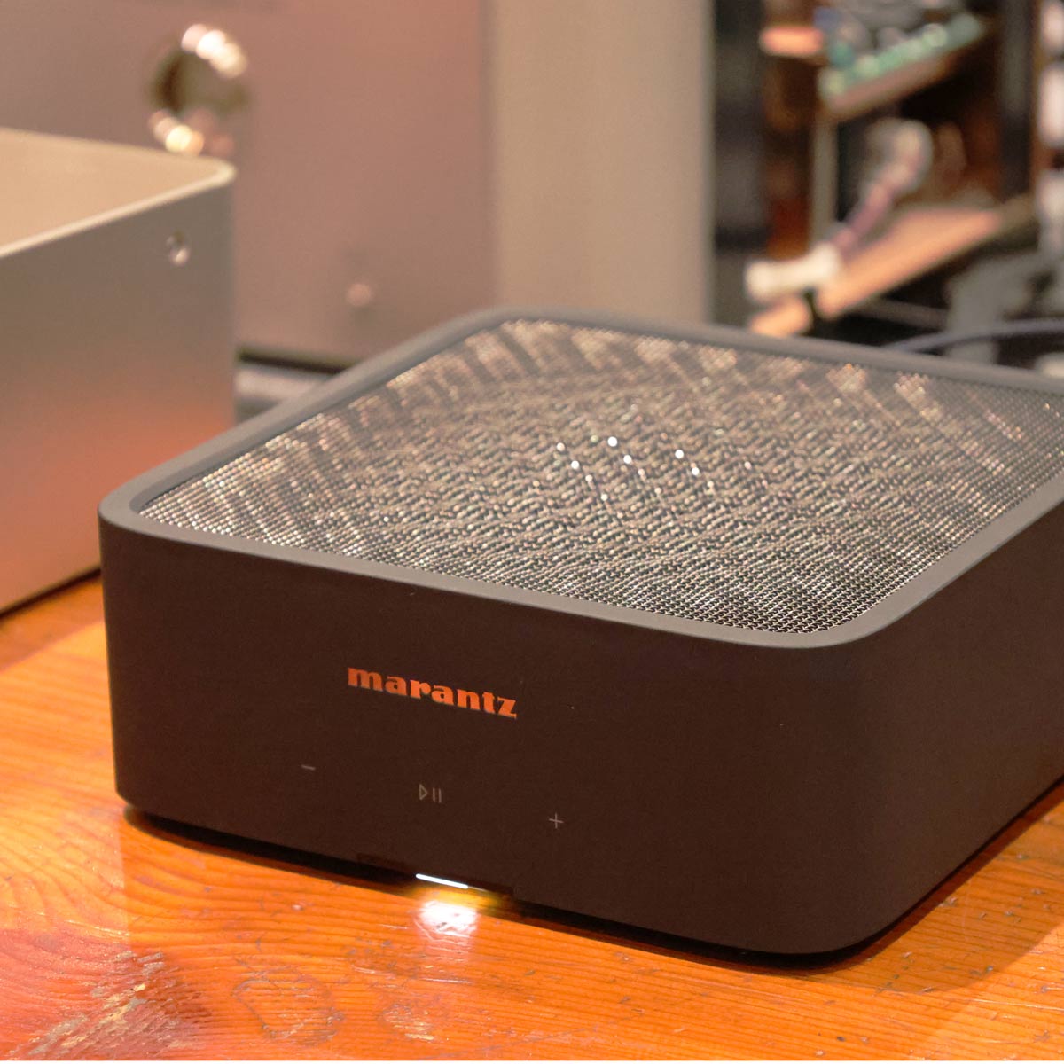 ^łnCt@CI HDMIڃAv^lbg[Nv[[uMODEL M1v