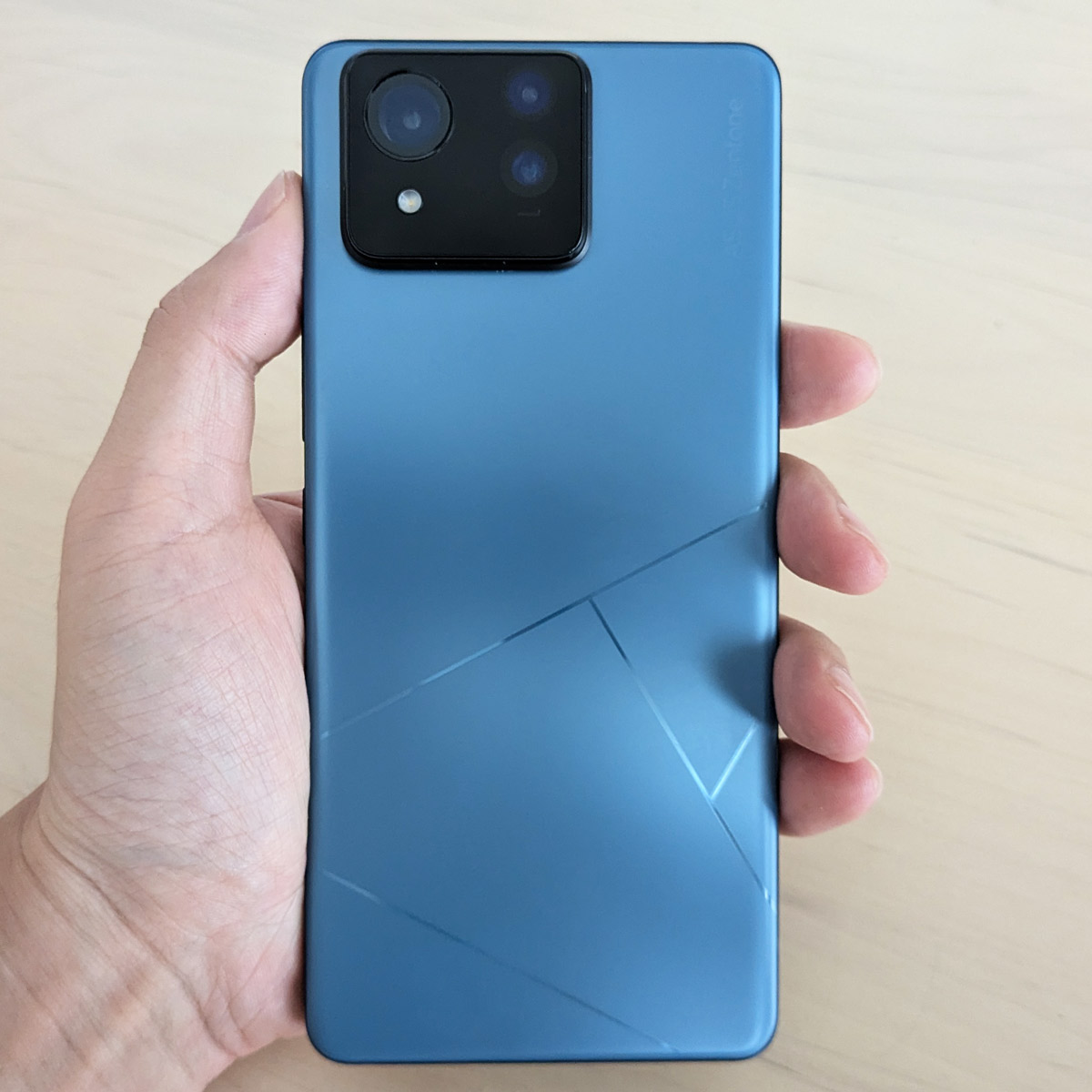 ���傫���Ȃ�܂����I �uZenfone 11 Ultra�v�͖��l�󂯂��閜�\�X�}�z