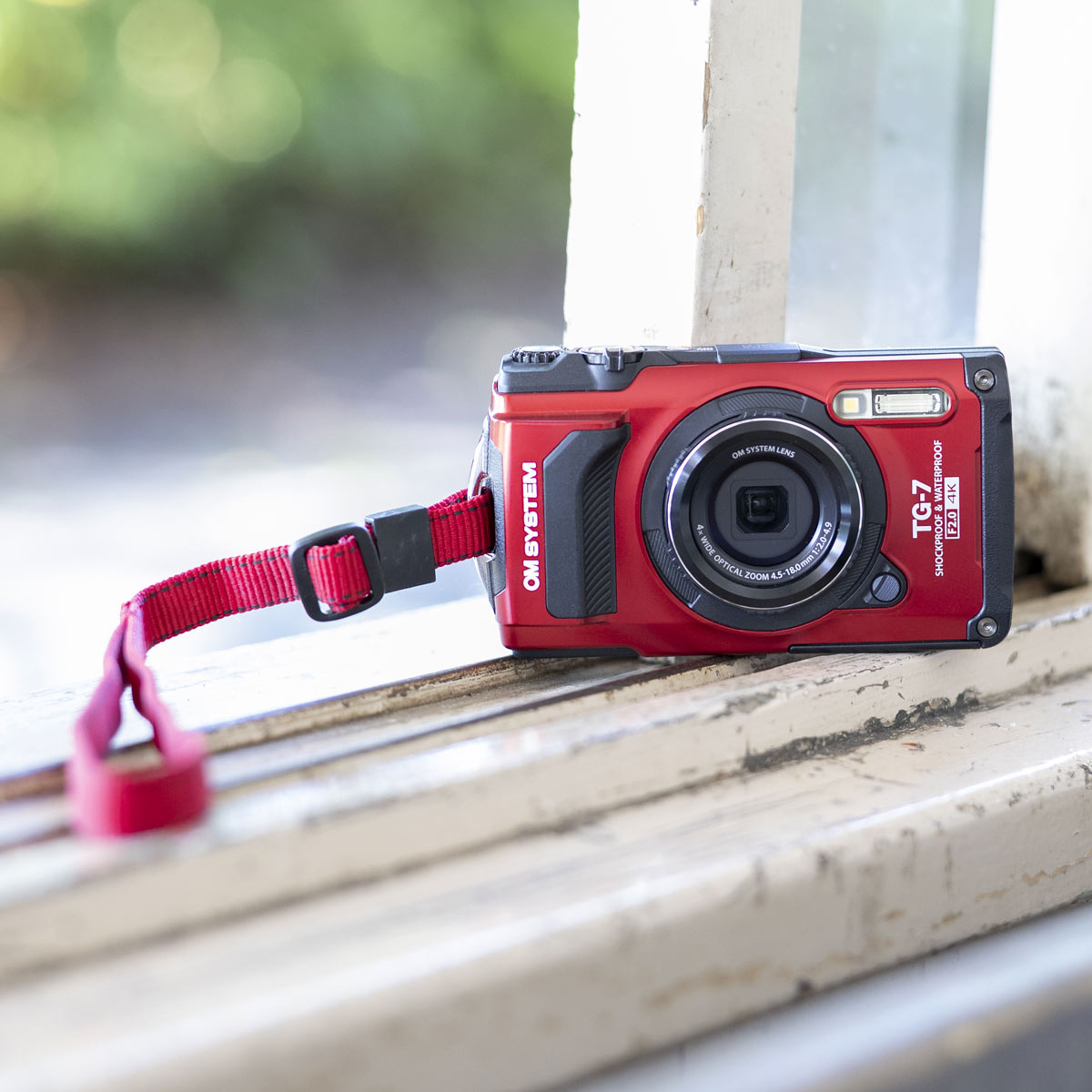 �|�P�b�g�Ƀ^�t�J�����uOM SYSTEM Tough TG-7�v��E�΂���