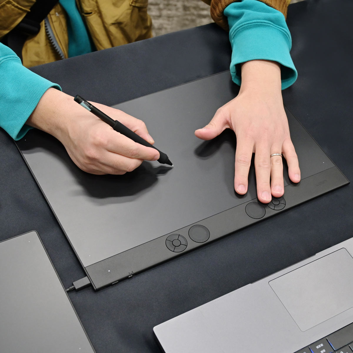 R̃y^uuWacom Intuos Prov8NԂɃj[AI  y{̂啝i