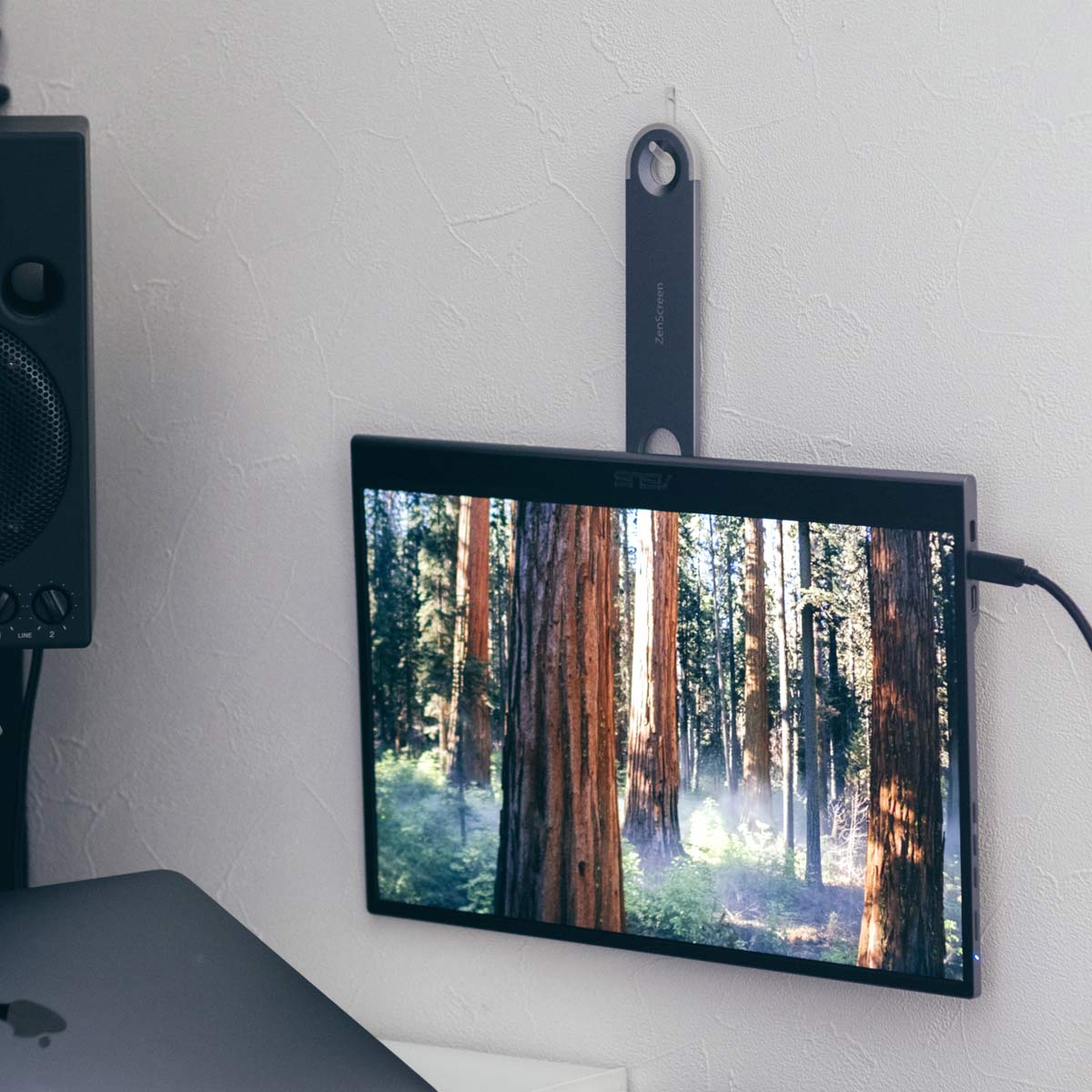 Ǌ|\ȃ|[^uj^[I ASUSuZenScreen OLED MQ16AHEv̋̎p
