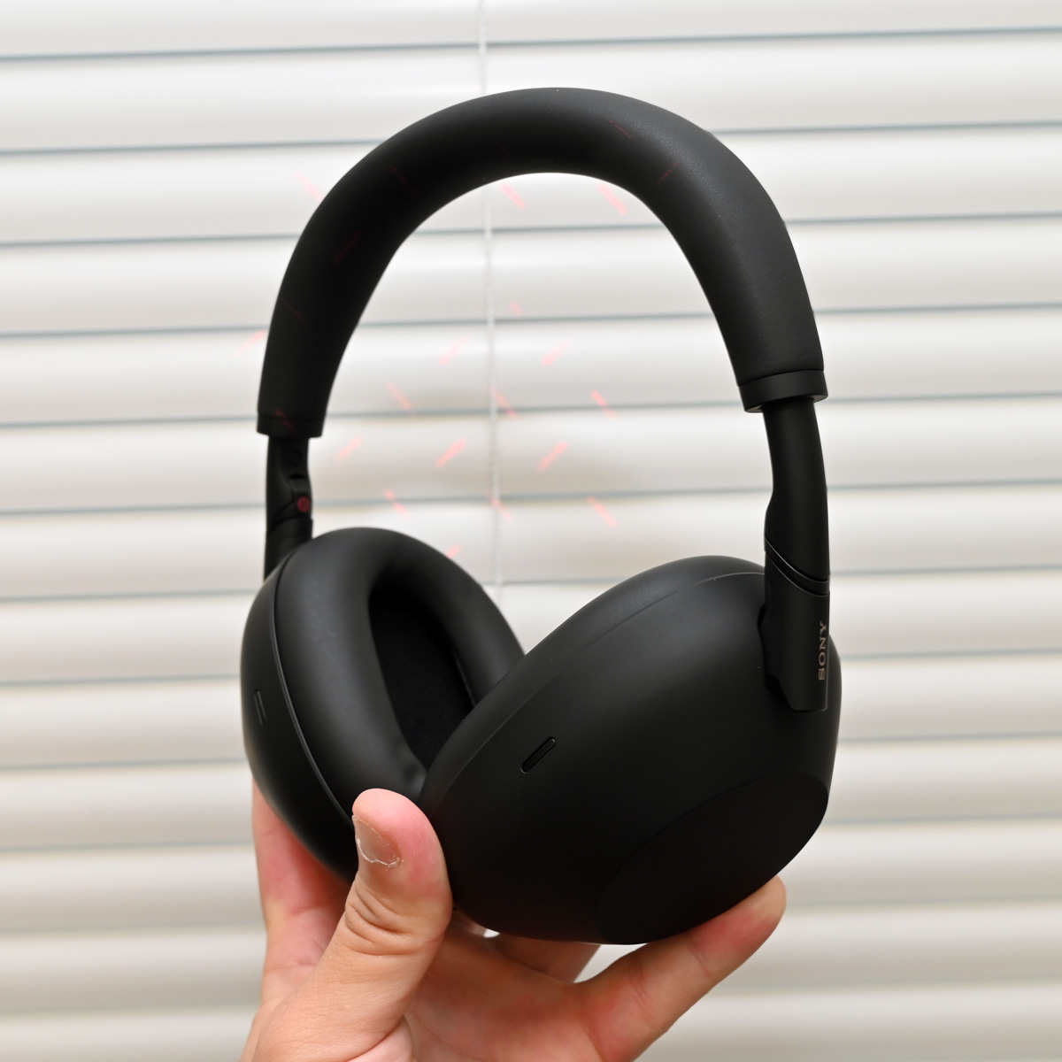 �\�j�[�uWH-1000XM6�v���ɔ��\ 12�}�C�N�m�C�L�������ځE�܂肽���݋@�\�������I