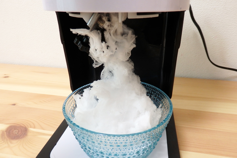 ふわふわ食感の台湾式かき氷が作れる「電動ふわふわとろ雪かき氷器」に 