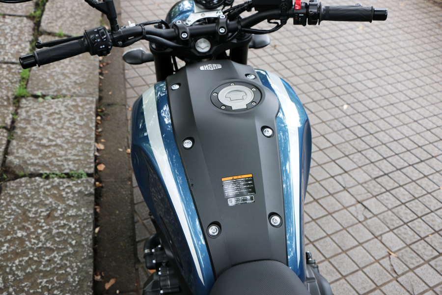 バイクに乗り始めた頃を思いだす！ 3気筒エンジンが楽しいヤマハ「XSR900」 - 価格.comマガジン