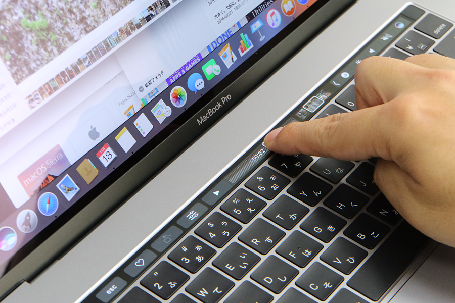 注目の「Touch Bar」は使いやすいのか？ 新型「MacBook Pro」レビュー
