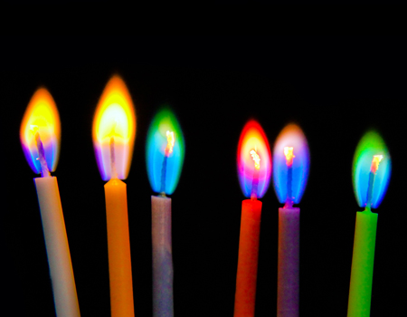 カラフルな炎 パーティーを華やかに演出するレインボーなロウソク 価格 Comマガジン