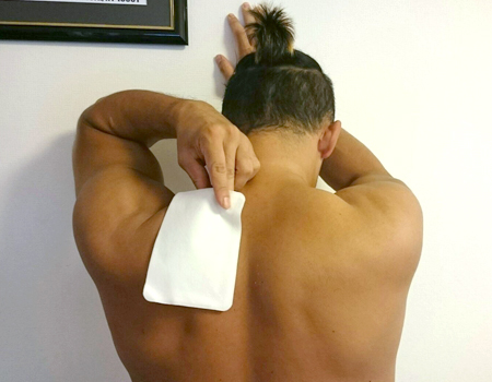 背中に湿布を貼りたい時の救世主 ひとりでペッタンコ 価格 Comマガジン