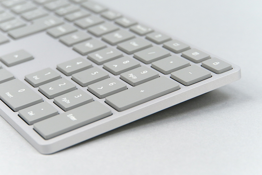 Surfaceブランド初のキーボードとマウスはシンプルでクセのない使い ...