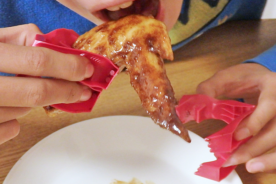 焼き魚がキレイに裏返せるu201c魚専用トングu201dをお試し！ - 価格.comマガジン