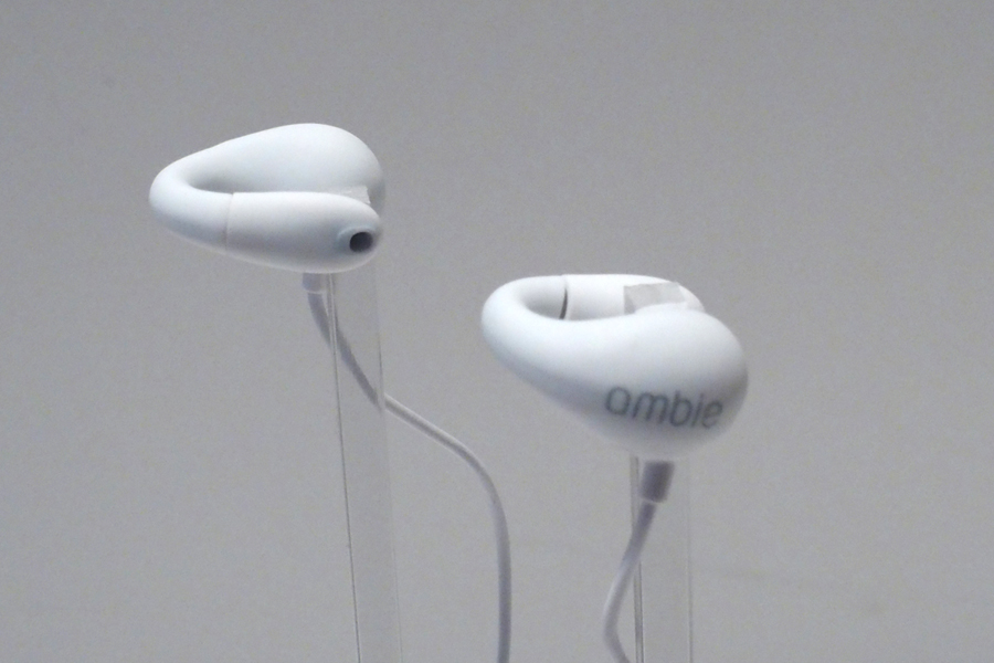 耳をふさがずに音楽を楽しめる新感覚イヤホン Ambie Sound Earcuffs 価格 Comマガジン