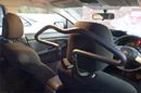 営業マン必携ツール! 上着をシワなく掛けられる「車内用ハンガー」