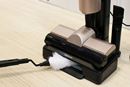 アイリスオーヤマの新アイデア家電は“静電モップ”付属のコードレススティック掃除機