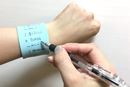 もう手にメモしない。腕に巻いて何度も書ける“ウェアラブルメモ”が便利!