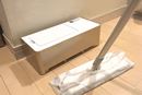 掃除機いらず!? フロアワイパーで集めたゴミは“電気ちりとり”で回収!