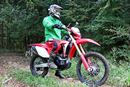過激な乗り味の虜! モトクロッサーの性能が公道でも堪能できるホンダ「CRF450L」