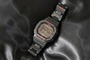 【G-SHOCK】粋なチラリズム! 黒×赤の新バンドを採用する名機「5600」の新作