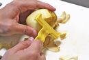 むきにく〜いジャガイモの皮がスルスルむける! 専用ピーラーの使いやすさに感動