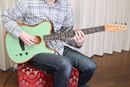 エレキとアコギが合体! Fenderの新感覚ギター「Acoustasonic」をストラト使いが弾いてみた