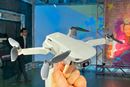 憧れの空撮がグッと身近に! DJIが軽量199gのドローン「Mavic Mini」を発表