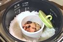 いつもの炊飯器で米とおかずを同時調理!? 魔法のカップで自炊がラクに♪