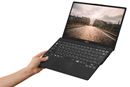 富士通、世界最軽量の13.3型ノートPC「UH」発表! その重量は驚異の約634g