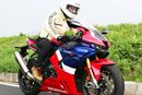 レースで勝つために開発されたホンダ「CBR1000RR-R」は公道でも楽しめる?