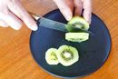 切ってそのまま食卓へ。「まな板として使えるお皿」の便利さに感動!