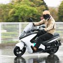 市販を熱望！ ヤマハの原付二種電動スクーター「E01」の試乗で実感した電動バイクの可能性