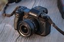 重量約215gの超広角レンズ! 富士フイルム「XF8mmF3.5 R WR」発売前レビュー