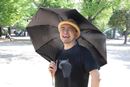 遮光率99.99％のファン付き日傘「折りたたみファンブレラ」で猛暑に勝つ！
